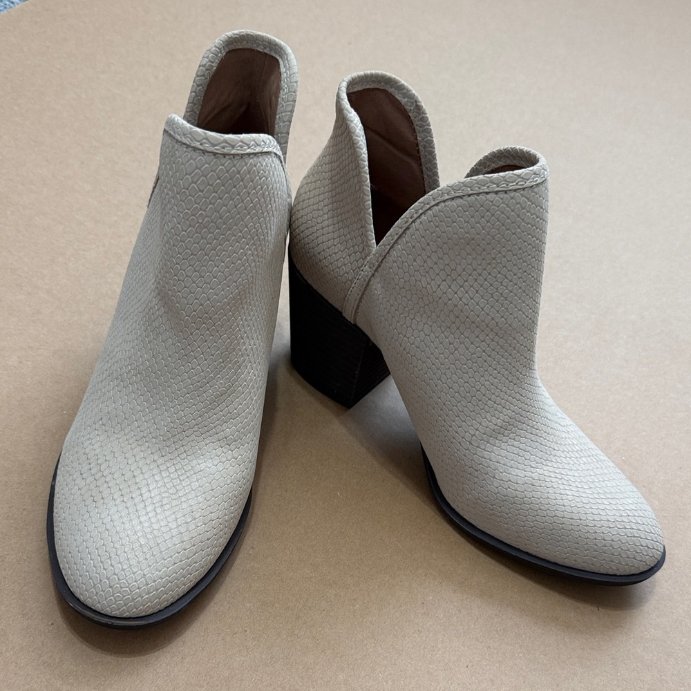 Lucky Brand Cream Textured Ankle Booties with Block Heel - Size 8